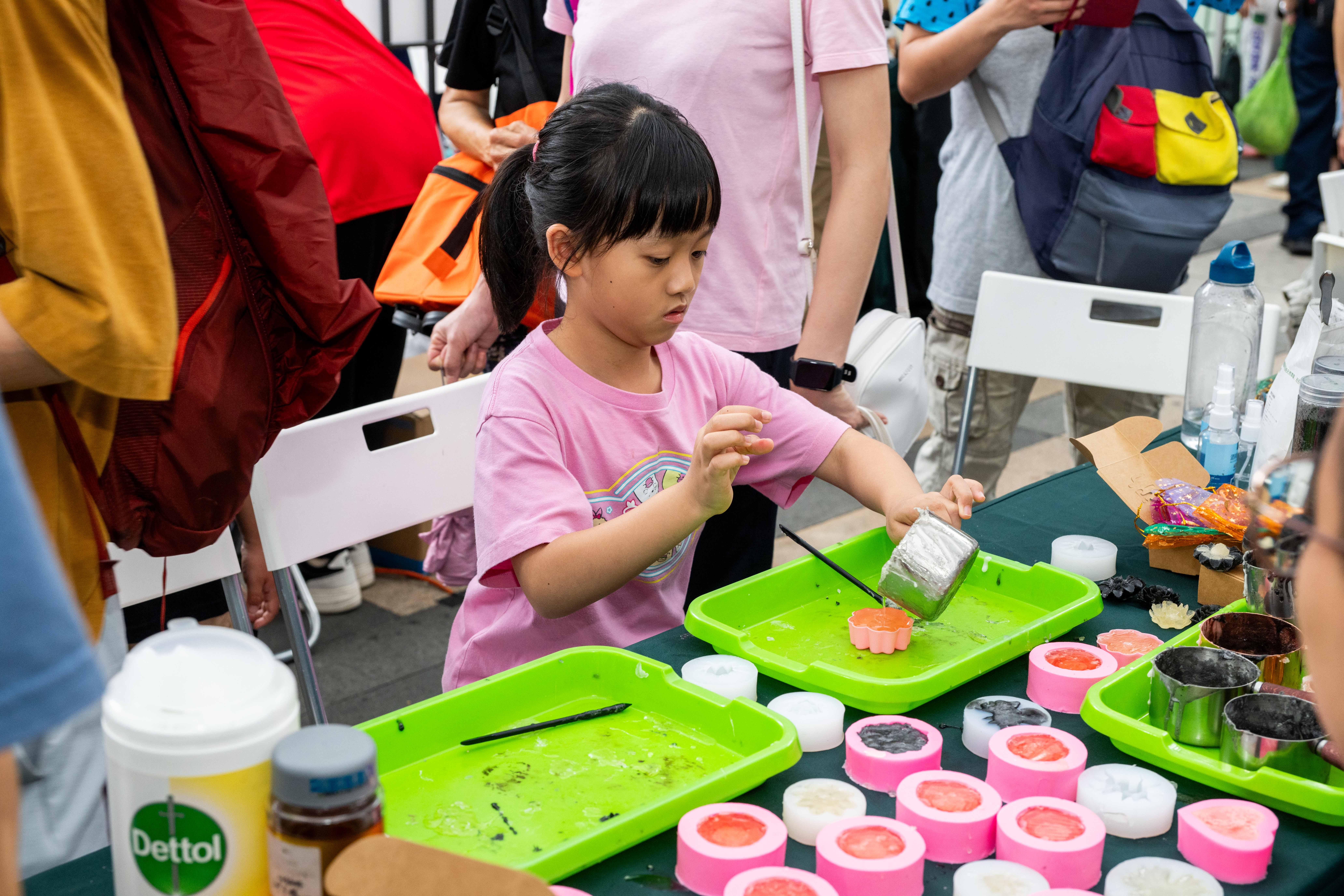 小朋友對嘗試做「蟲油手工皂」甚感好奇兼有趣味。