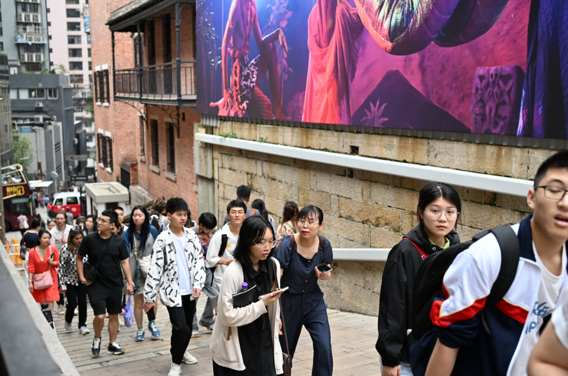 內地再開放多8個城市赴港澳自由行,協助港府提振經濟。(中通社)