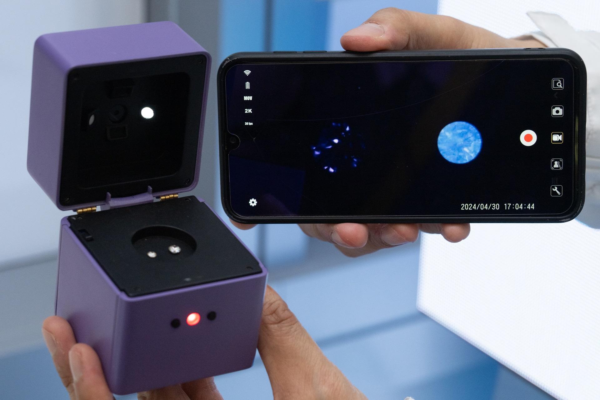 利用長短波紫外光檢測技術,透過照射後的變色反應來快速區分寶石真偽。