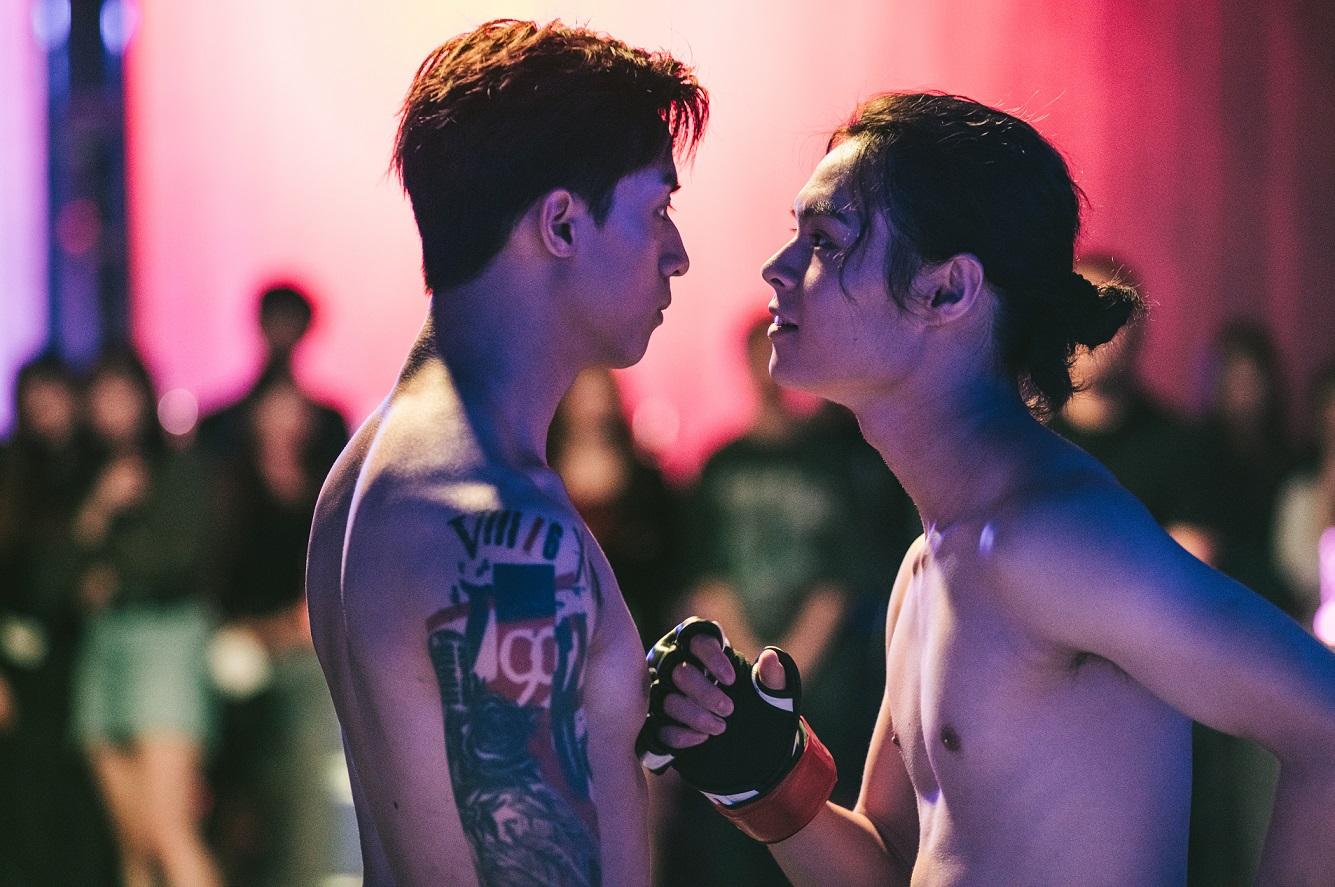 AK和Tiger在《打天下2》的角色對立,在一場地下拳場埋身肉搏。(蘇文傑攝)