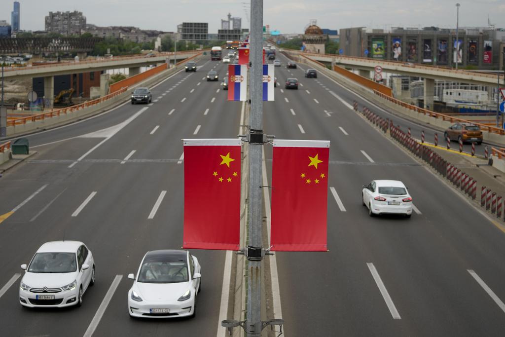 塞爾維亞街道懸掛中國國旗。(美聯社)