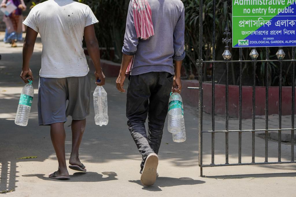 印度正遭受熱浪侵襲,民眾買樽裝水解暑。(美聯社)