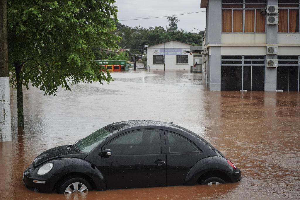 氣候變化問題專家指,巴西水災證明自然變化與人為因素導致極端天氣頻生。圖為巴西南大河州水災災情。(美聯社)