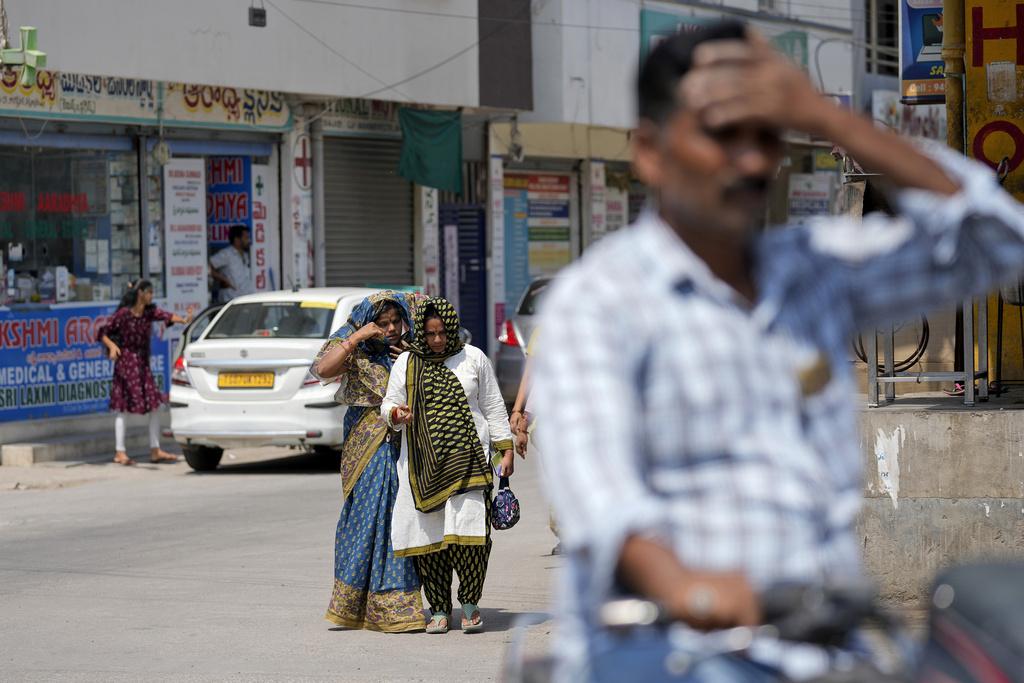 印度正遭受熱浪侵襲,民眾忍受酷熱。(美聯社)