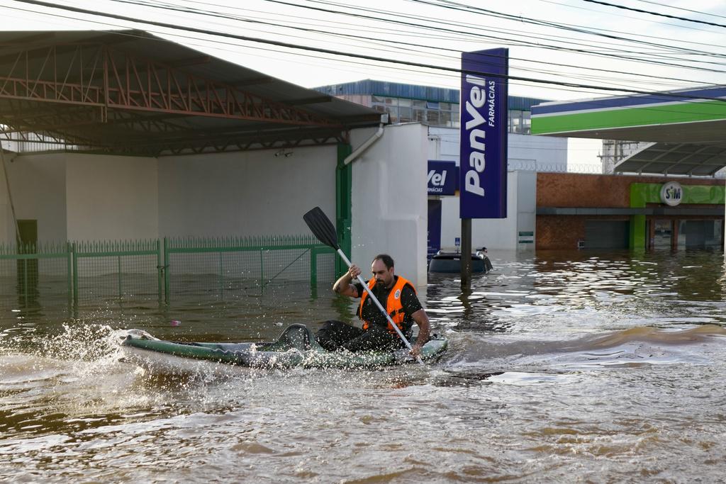 巴西Porto Alegre水災地區民眾划橡皮艇。(美聯社)