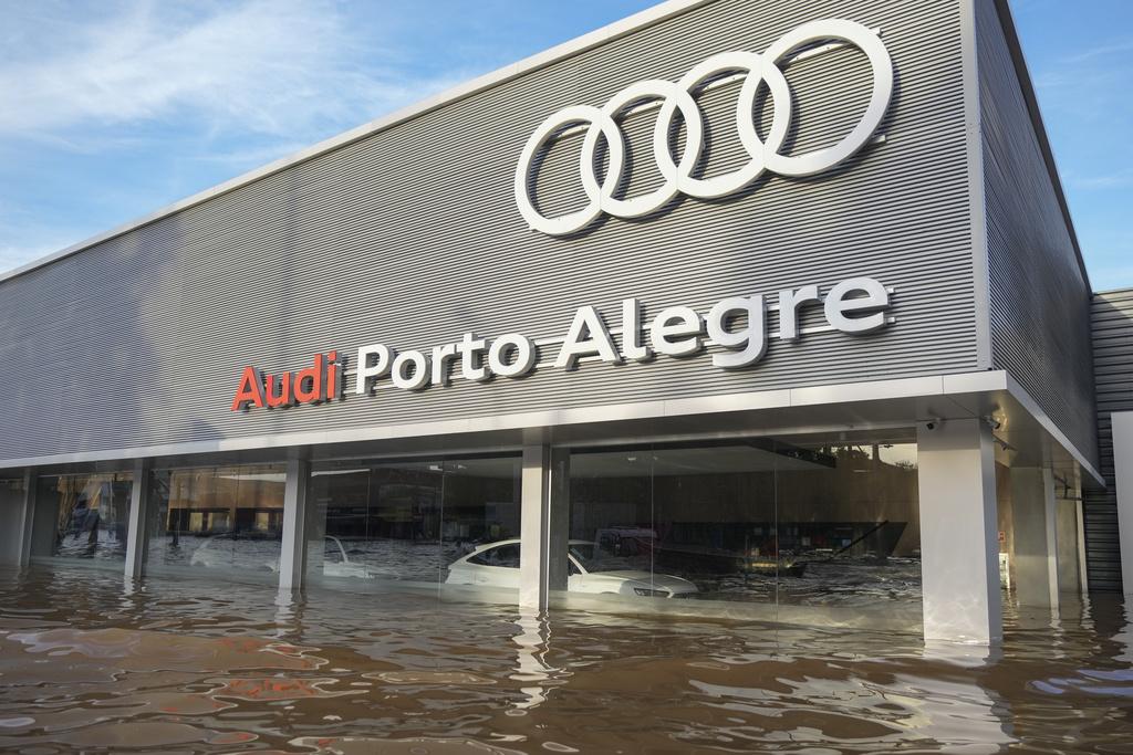 巴西Porto Alegre水災地區一間汽車陳列室被淹浸。(美聯社)