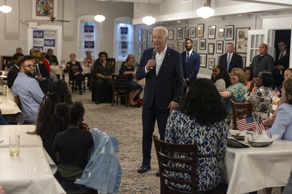 拜登在亞特蘭大一間由非裔人經營的餐廳與支持者會面,並發表講話。(美聯社)