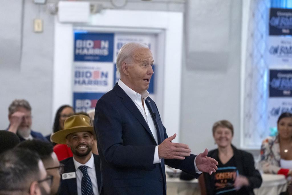 拜登在亞特蘭大一間由非裔人經營的餐廳與支持者會面。(美聯社)