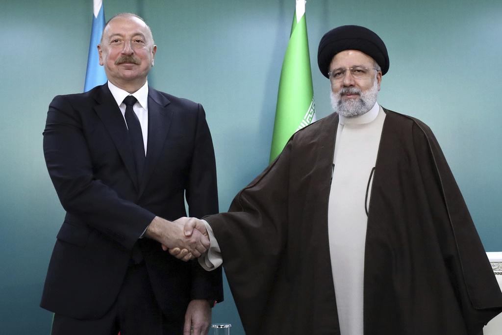 萊希出事前到阿塞拜疆,與阿塞拜疆總統阿利耶夫出席大壩落成典禮。(美聯社)