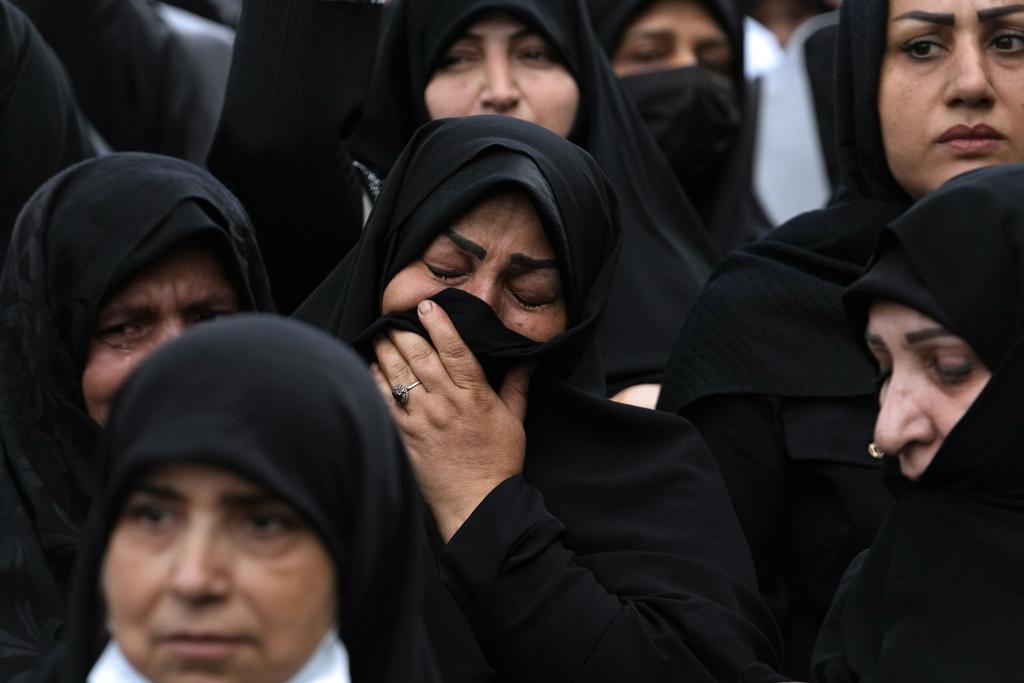 伊朗總統萊希墜機身亡,德黑蘭街頭有人上街悼念。(美聯社)