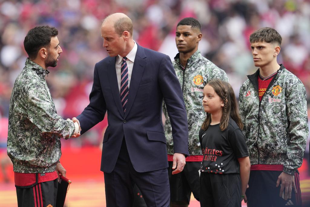 英格蘭足總盃決賽,英國王儲威廉亮相,與般奴費南迪斯等曼聯球員握手。(美聯社)
