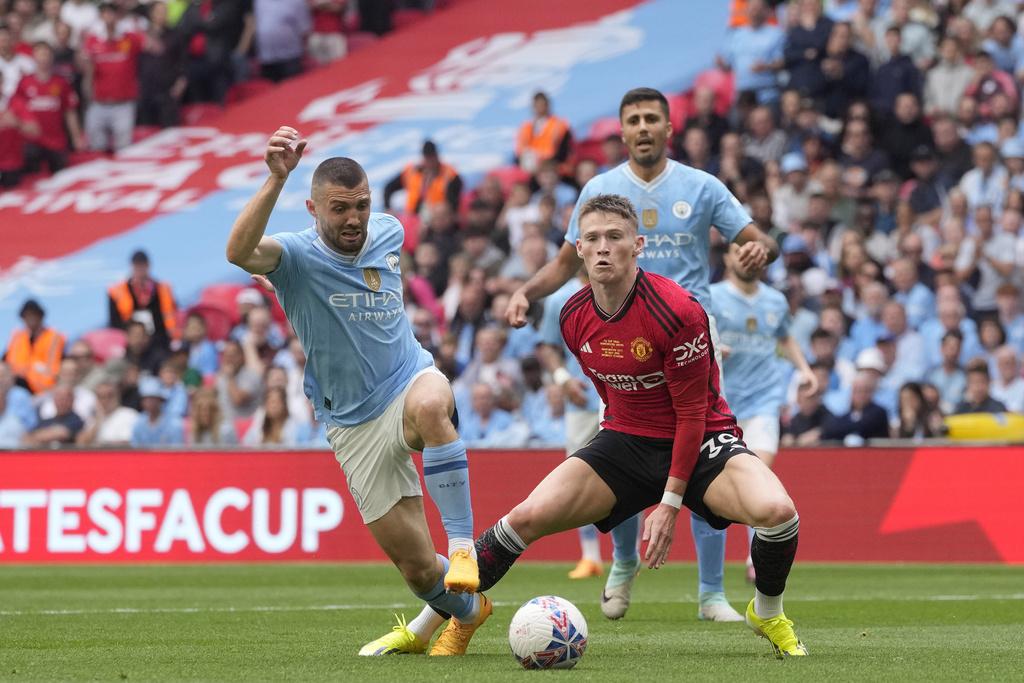 英格蘭足總盃決賽,曼城半場兩球落後曼聯。(美聯社)