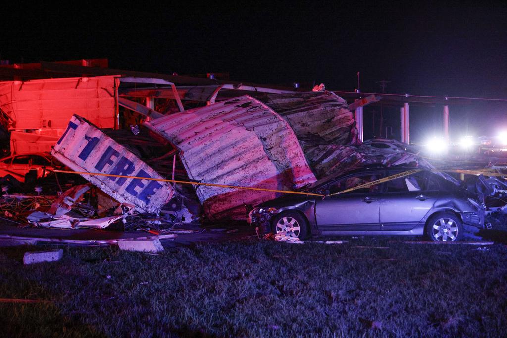 美國中部多州周日遭龍捲風與超強風暴侵襲,圖為德州龍捲風災情。(美聯社)