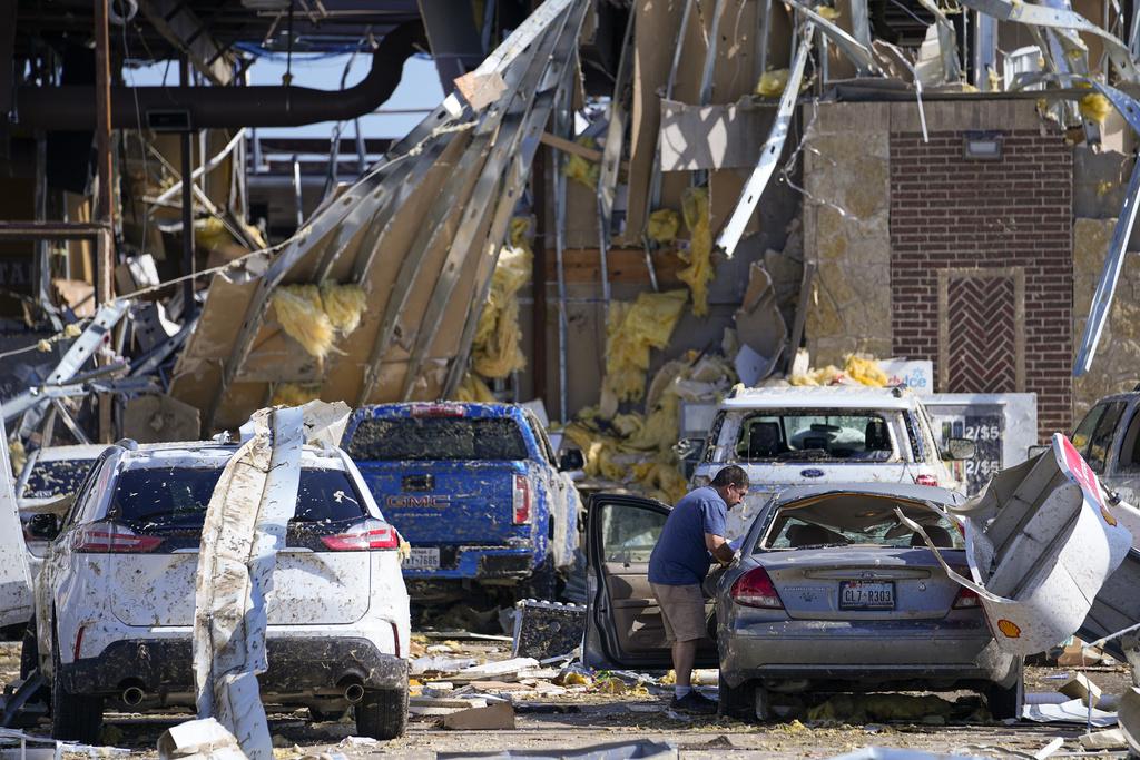美國中部多州周日遭龍捲風與超強風暴侵襲,圖為德州龍捲風災情。(美聯社)
