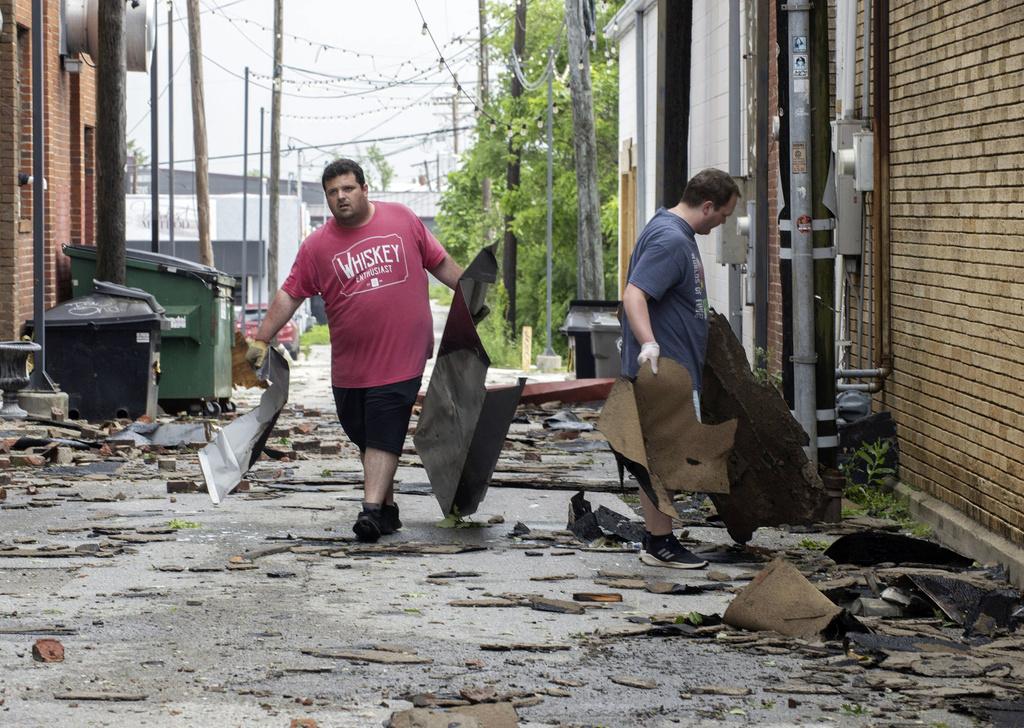 美國中部多州周日遭龍捲風與超強風暴侵襲,圖為阿肯色州災情。(美聯社)