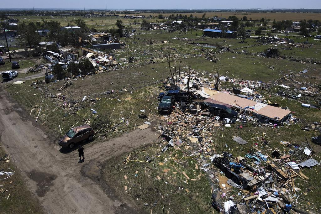 美國中部多州周日遭龍捲風與超強風暴侵襲,圖為德州龍捲風災情。(美聯社)