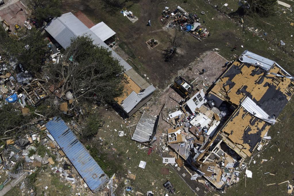 美國中部多州周日遭龍捲風與超強風暴侵襲,圖為德州龍捲風災情。(美聯社)