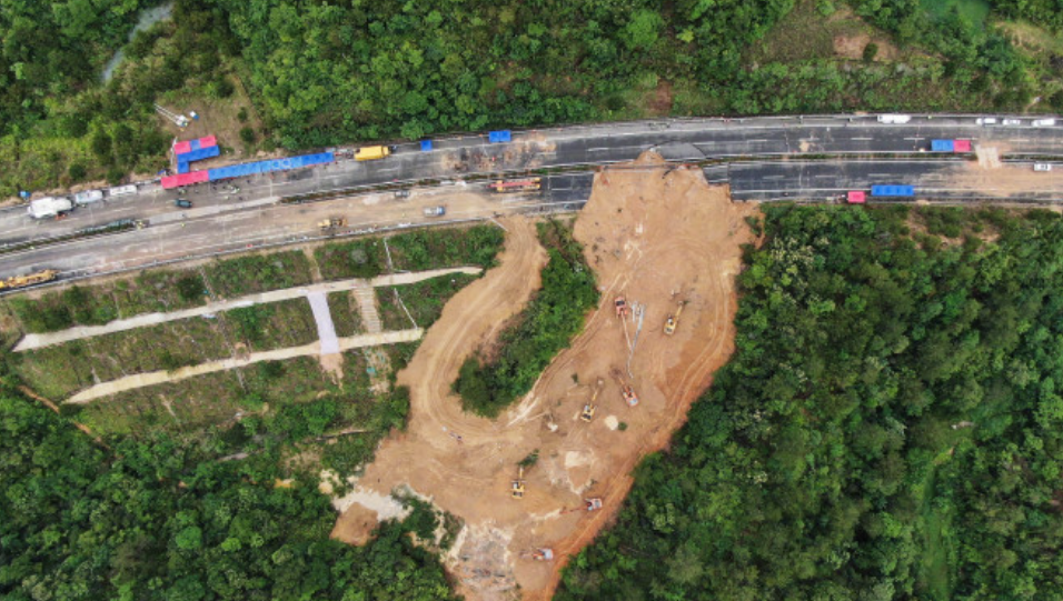 梅龍高速路陷|國家主席習近平對事故作出重要指示,要求全力做好現場救援傷員救治(新華社)