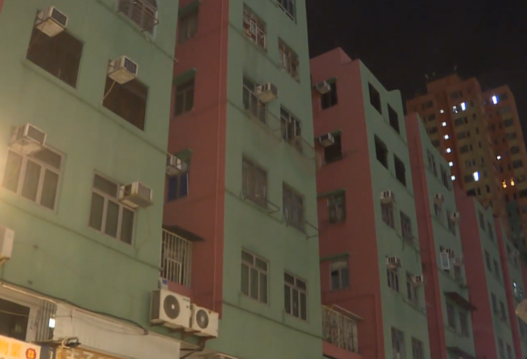 案發後,大批警員到場在涉案單位內調查。 (有線新聞畫面)