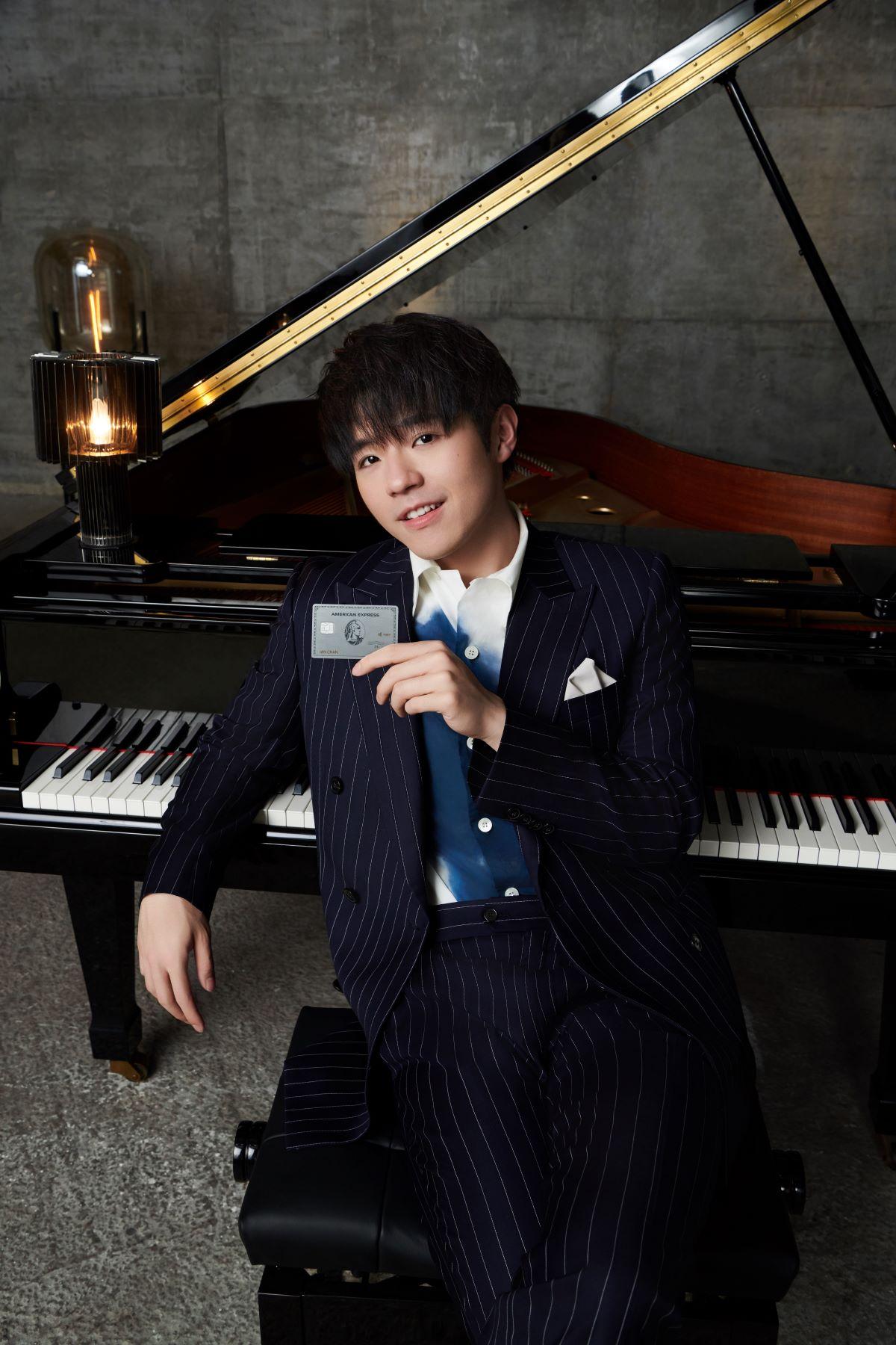 美國運通夥MIRROR陳卓賢拍廣告,申請信用卡迎新送Ian演唱會飛。(美國運通)