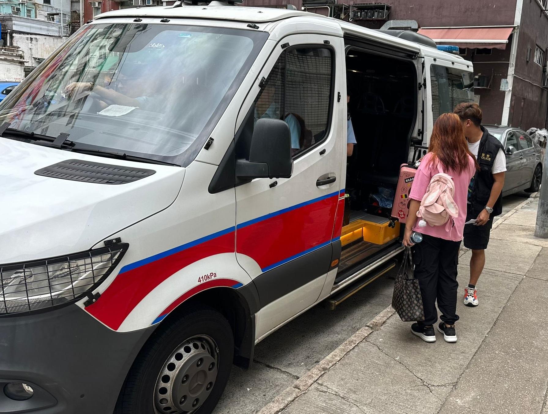 大埔警區特別職務隊人員根據線報及經深入調查後,今日(13日)下午約1時在區內展開打擊非法賣淫行動。(警方提供)