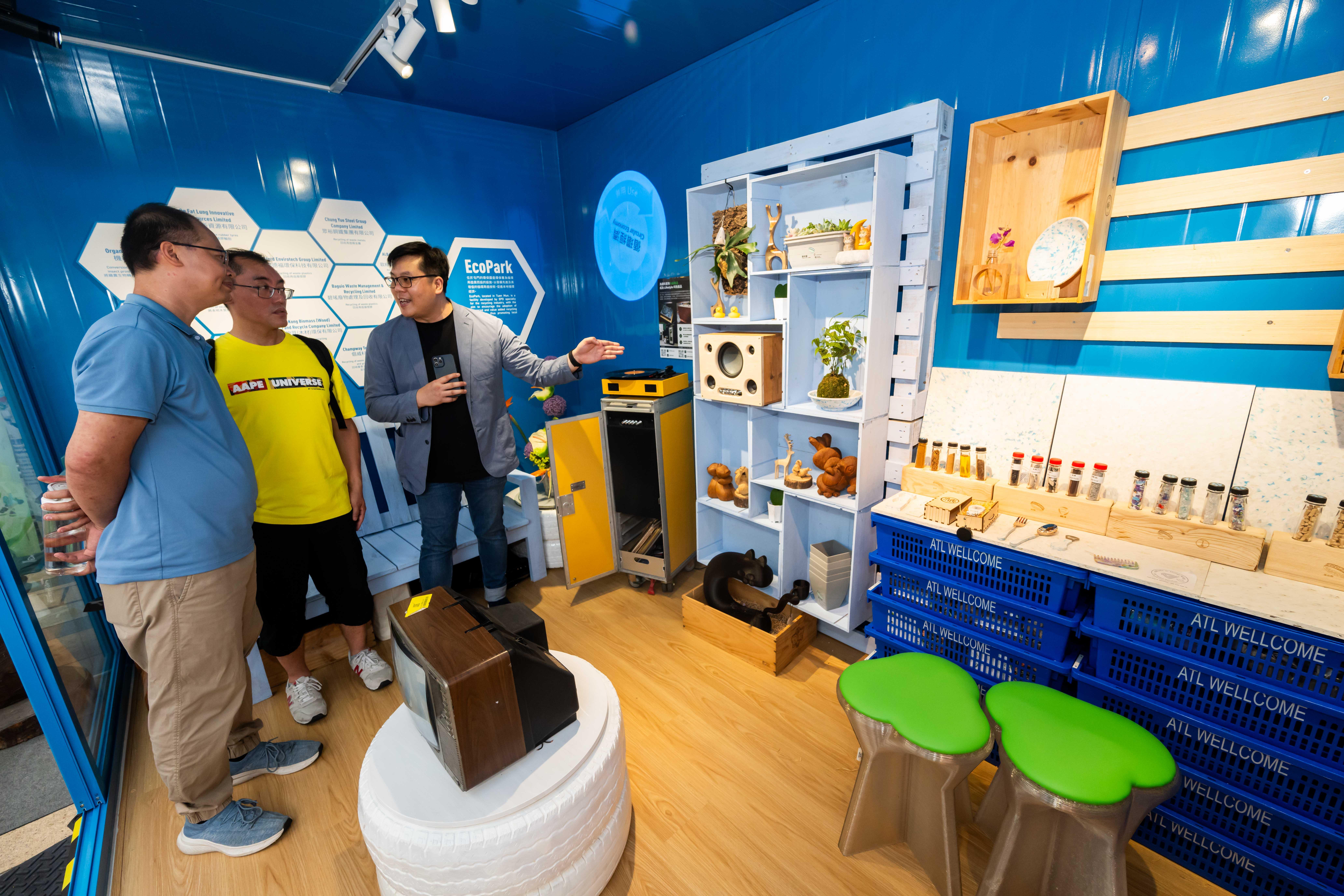 陳列室內陳設全為利用回收再造材料,所製成日常生活實用家品。