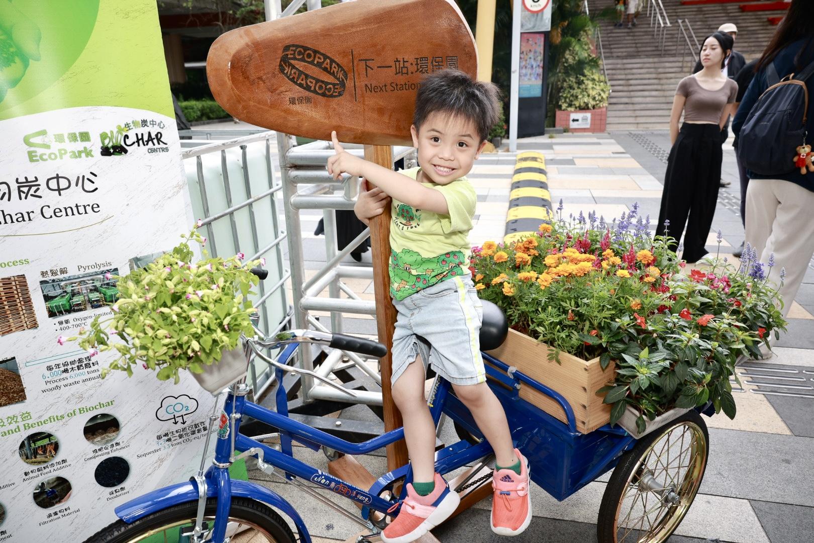 小朋友在輕鬆快樂的市集環境內,認識環保是生活一部份。
