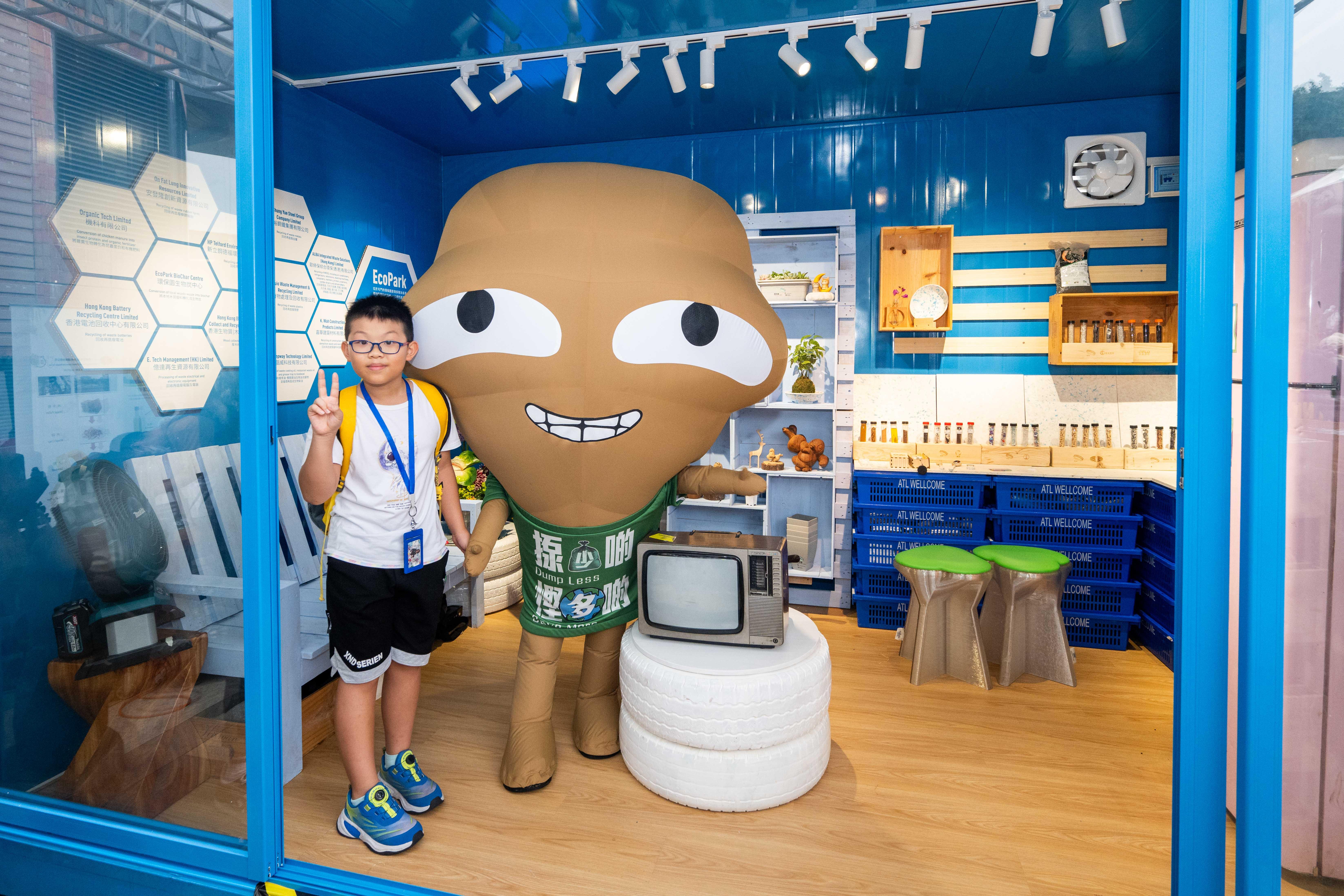小朋友與大嘥鬼一起參觀環保園陳列室,更了解環保升級再生。