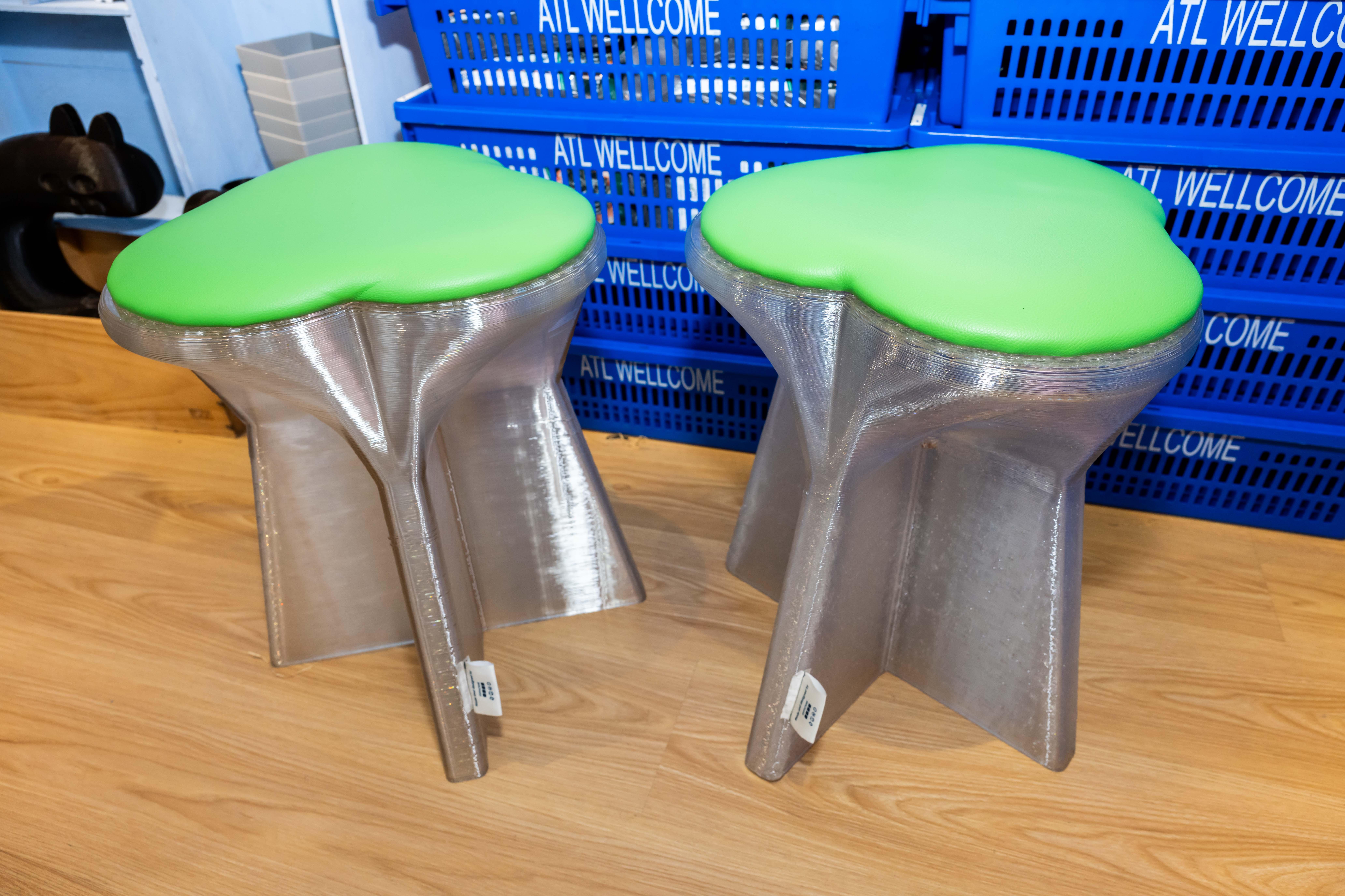 這兩張凳子是利用市民掉棄的膠樽蓋再造,所以很每件廢物都有再生機會。