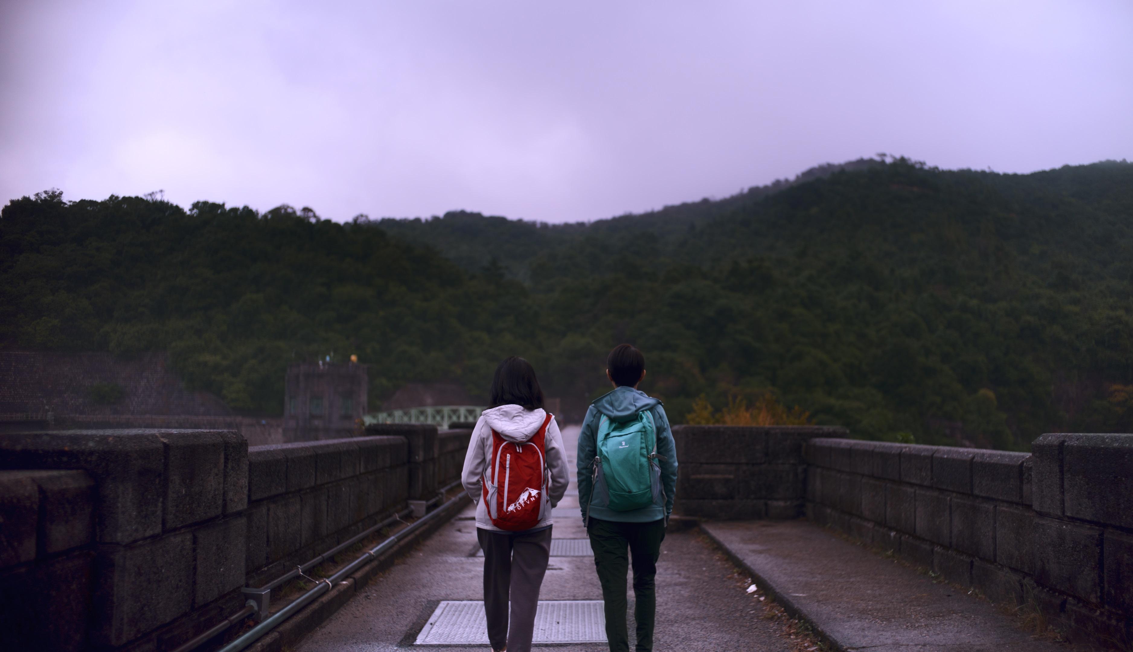 楊曜愷導演認為身體語言更勝對白,特意拍攝背影以顯示角色的親密關係。