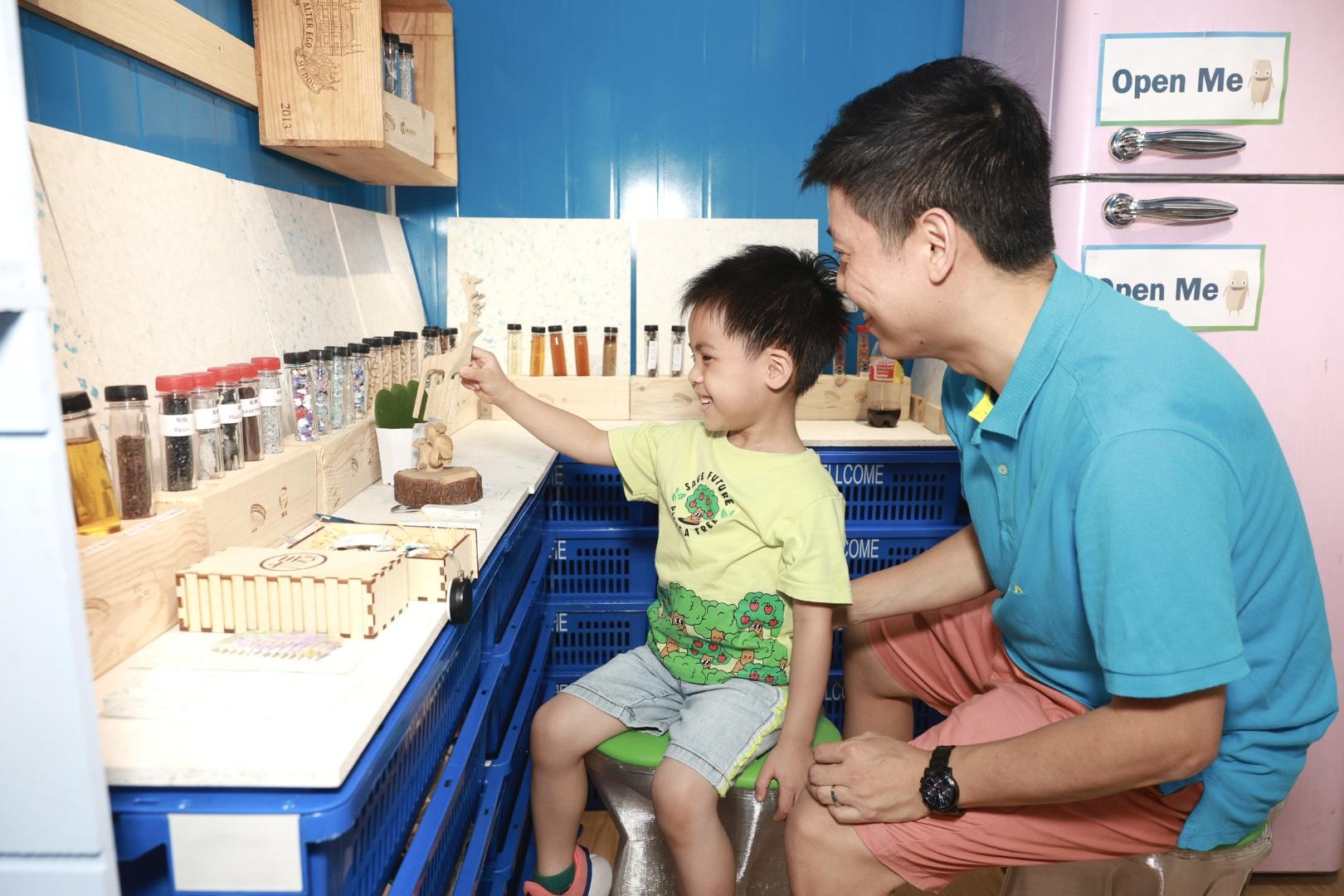 家長與小朋友一起從遊戲樂趣中學習環保。
