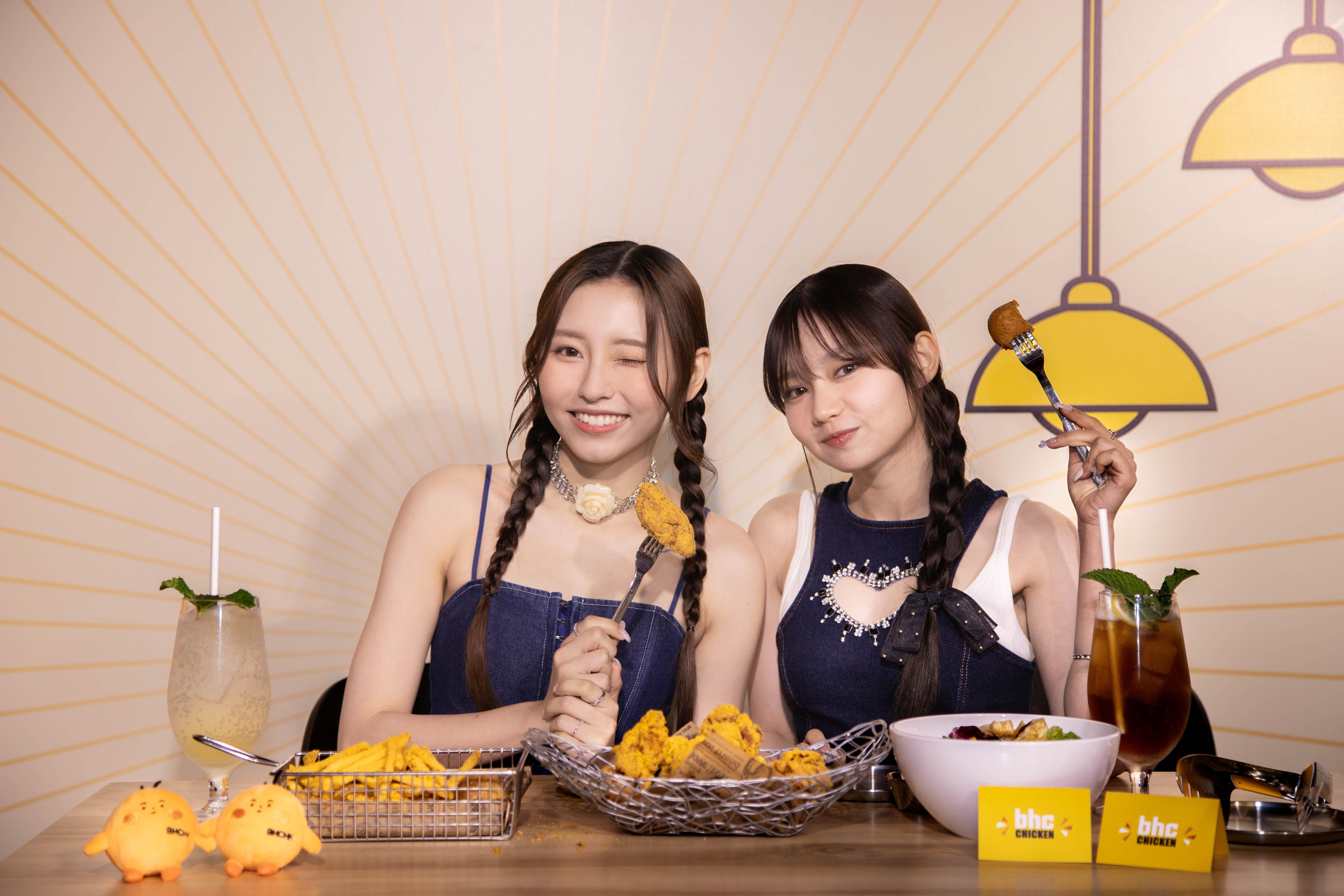 BHC Chicken特地邀請本地流行女子組合COLLAR成員Day(許軼)和Ivy(蘇雅琳)參與一系列的期間限定活動,包括BBURING主題夾扭蛋機及韓式自拍館,及獲得圓圓胖胖的BBURING獨家周邊商品及專屬優惠。