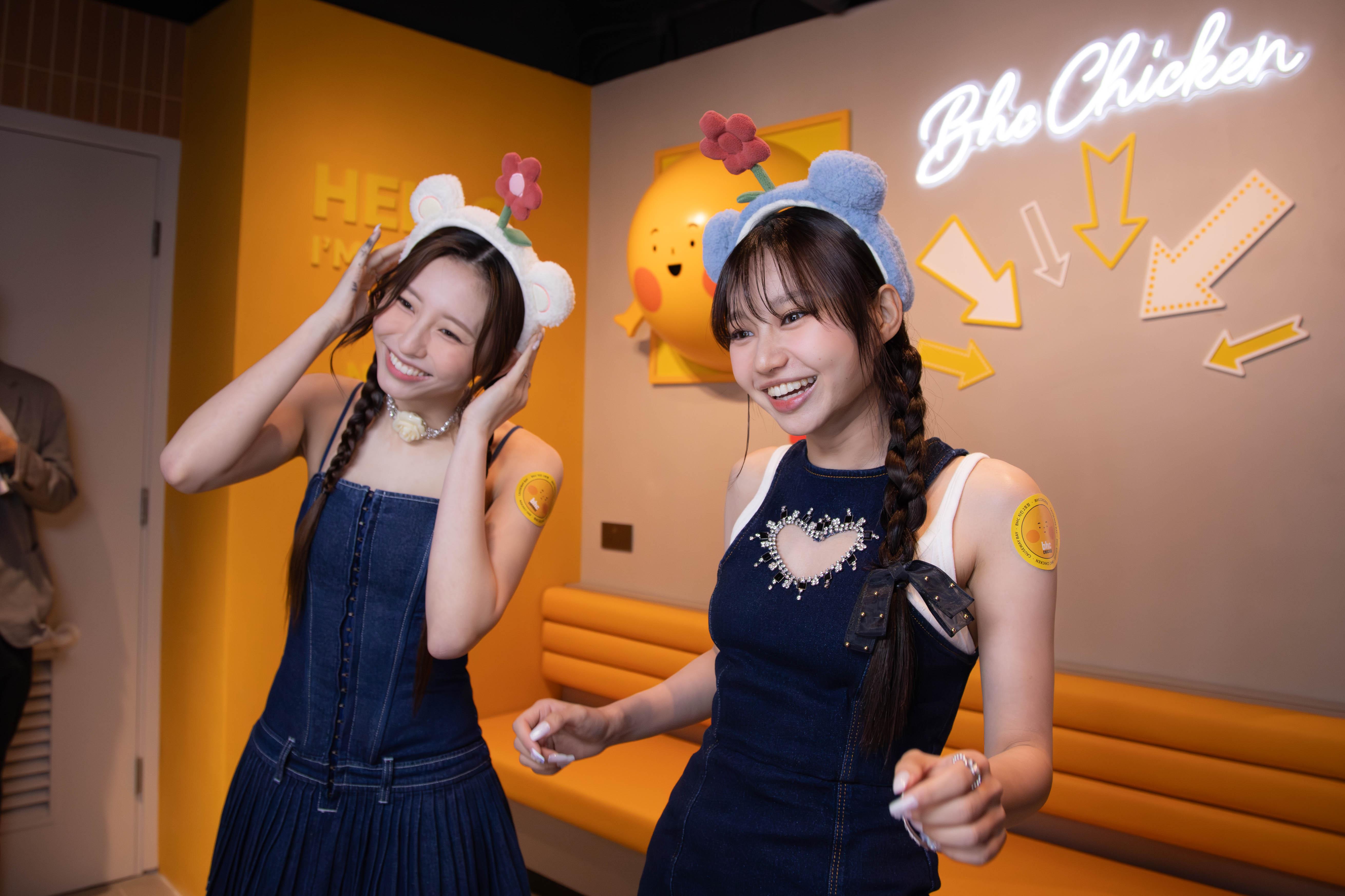 BHC Chicken特地邀請本地流行女子組合COLLAR成員Day(許軼)和Ivy(蘇雅琳)參與一系列的期間限定活動,包括BBURING主題夾扭蛋機及韓式自拍館,及獲得圓圓胖胖的BBURING獨家周邊商品及專屬優惠。