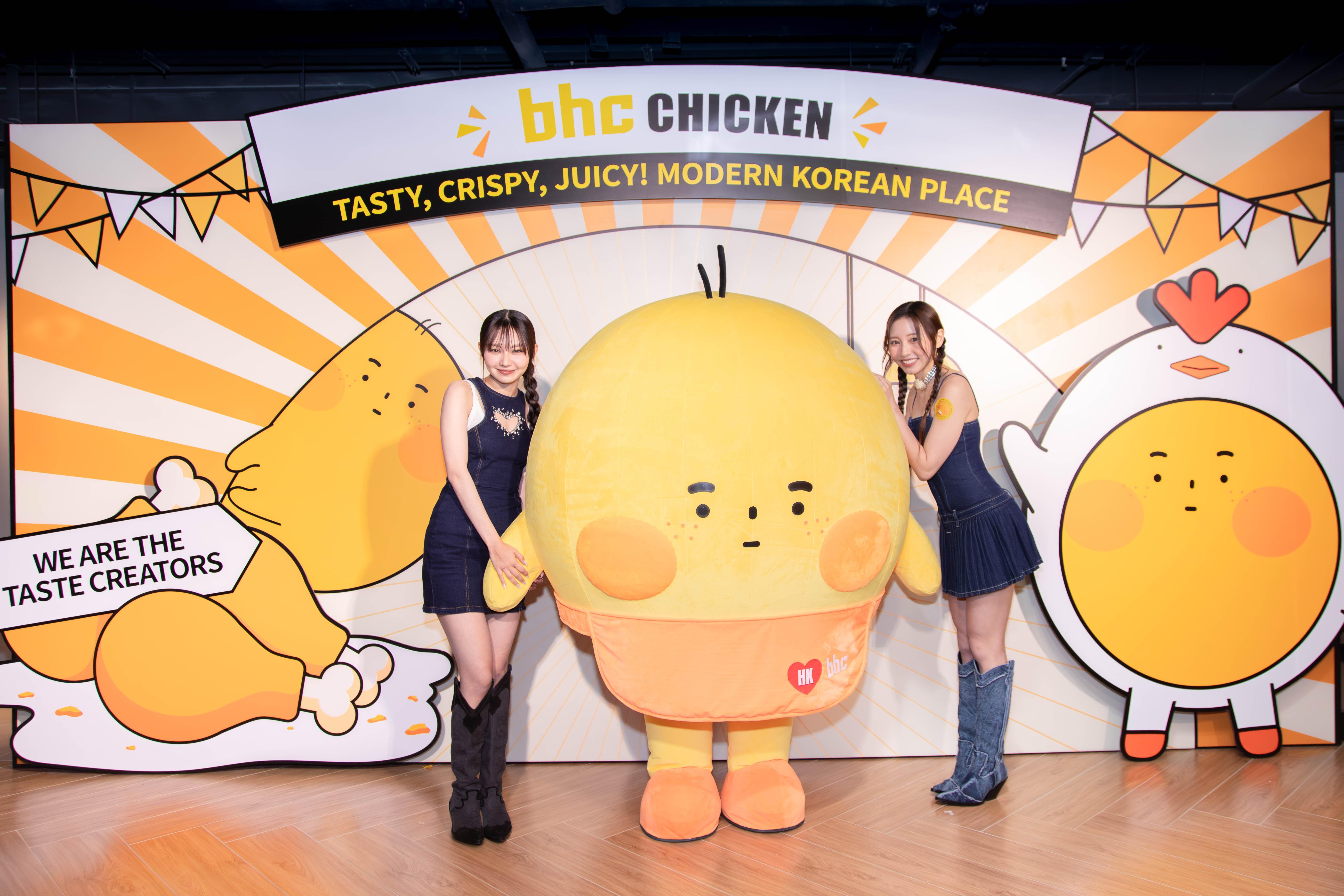 BHC Chicken特地邀請本地流行女子組合COLLAR成員Day(許軼)和Ivy(蘇雅琳)參與一系列的期間限定活動,包括BBURING主題夾扭蛋機及韓式自拍館,及獲得圓圓胖胖的BBURING獨家周邊商品及專屬優惠。