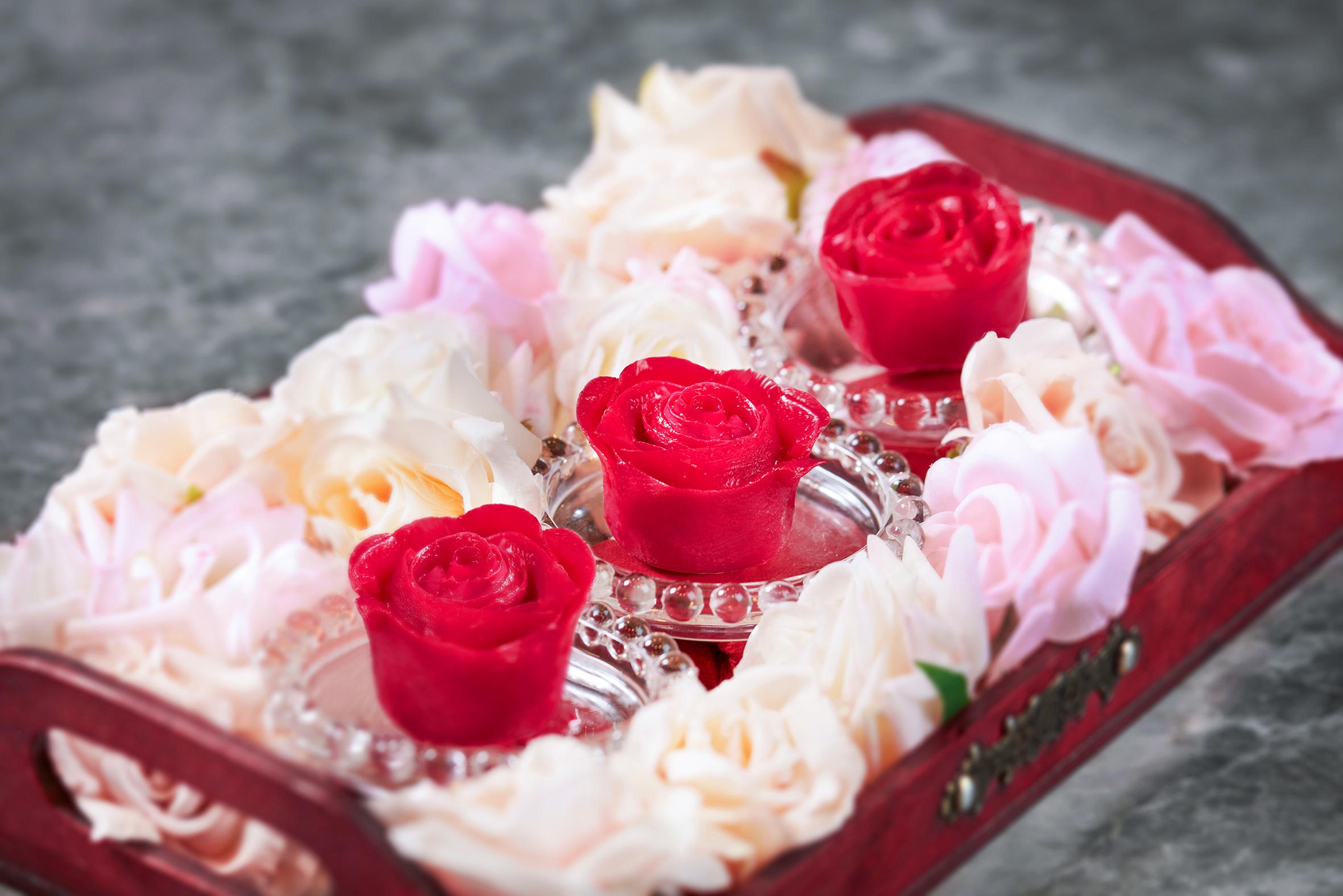 兩款菜單均以精美的「花枝玫瑰」揭開序幕