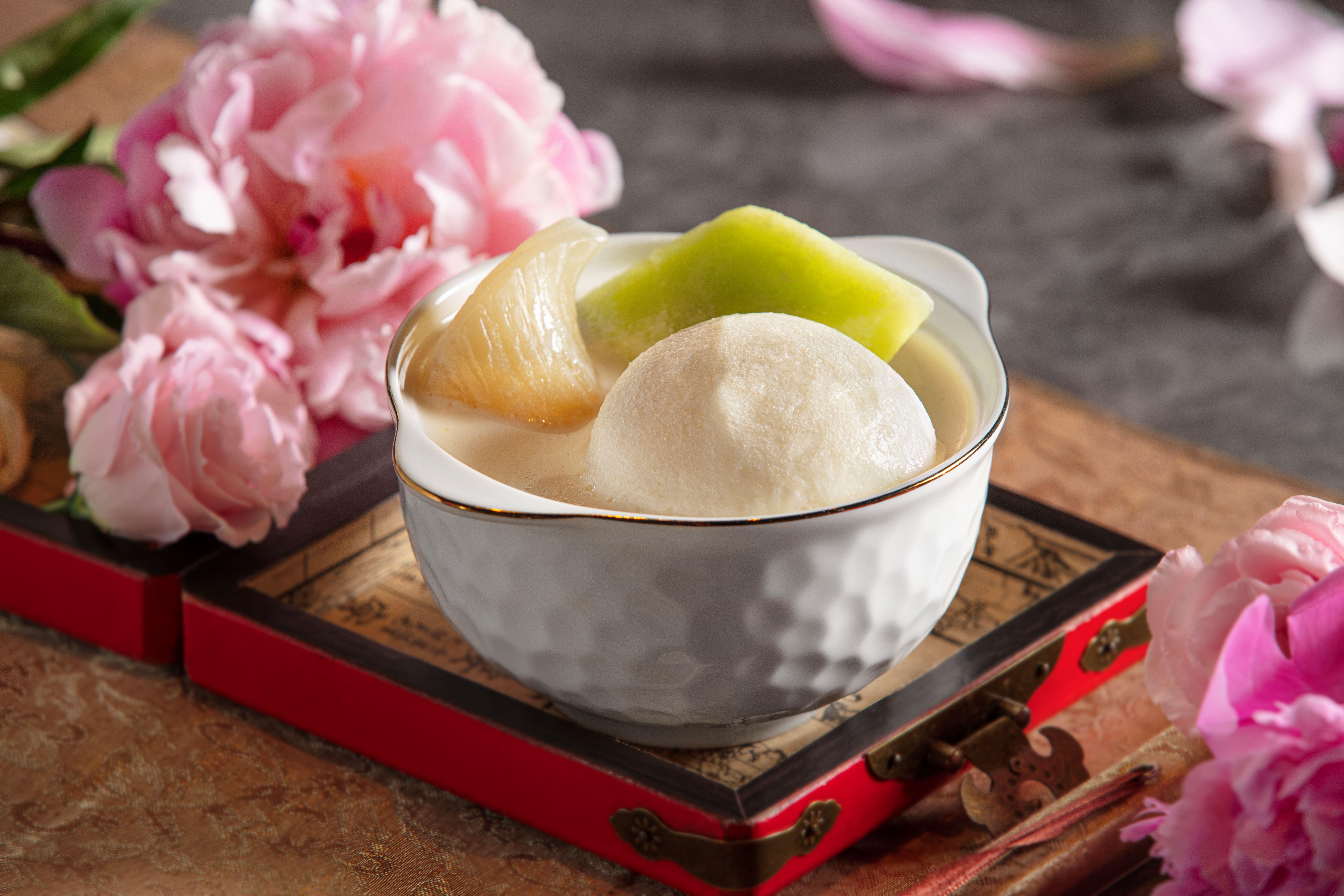 棉棉杏汁花膠川貝燉蜜瓜湯