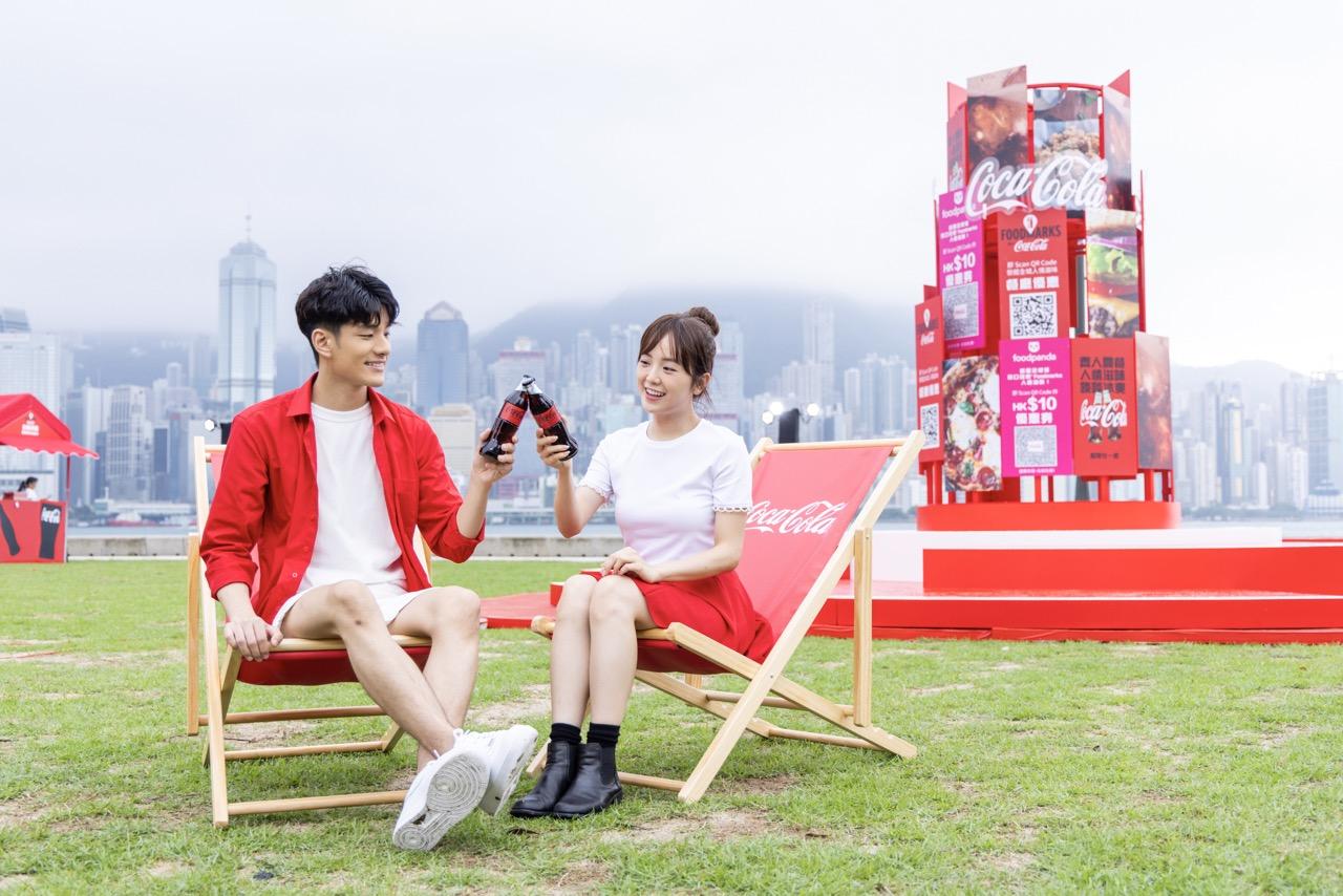 4 米高可口可樂® 高柱地標 坐沙攤椅 chill 住 嘆美食