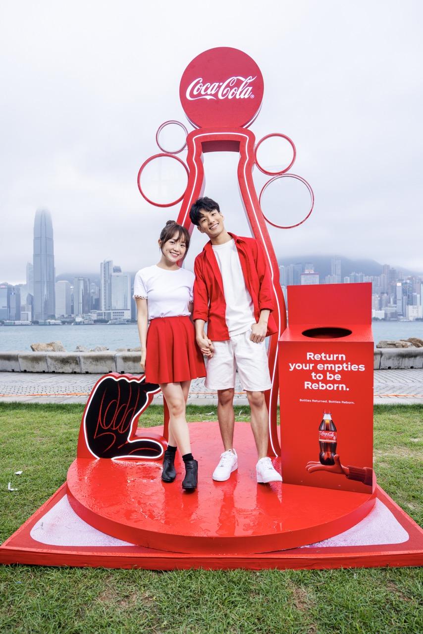 4 米高可口可樂® 高柱地標 坐沙攤椅 chill 住 嘆美食