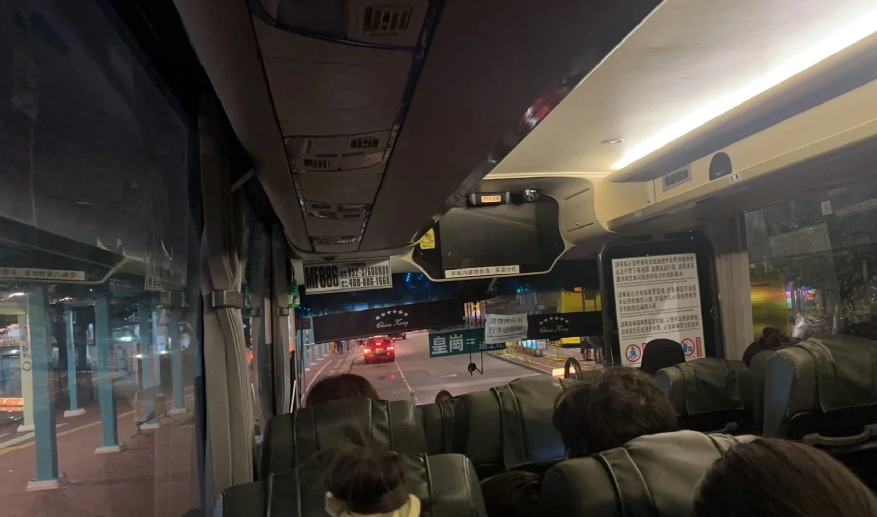 廣州一名女子上周到香港觀看五月天演唱會後,於中環坐直通巴回廣州,抵達後拿行李的時候被司機關上行李架門,幾乎被困倉內,幸身旁有人發現及時通知司機(小紅書圖片)