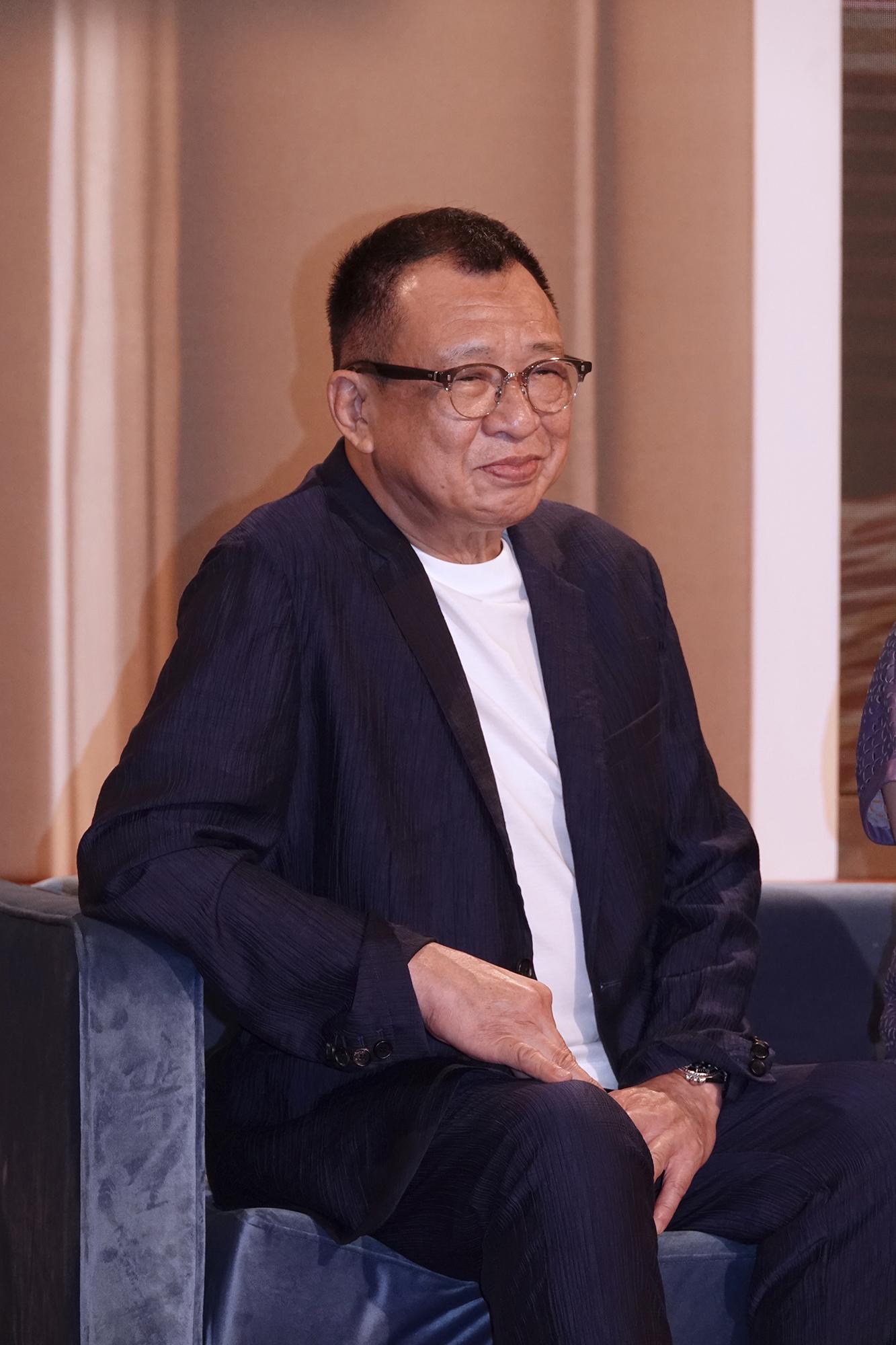 許紹雄在《家族榮耀之繼承者》跟劉江是父子,但現實中二人更相差兩歲。