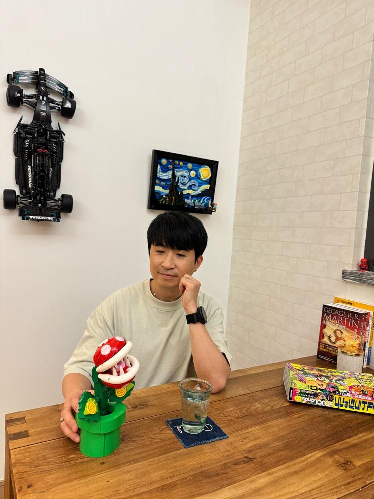 Donald於書桌放置Super Mario™系列吞食花模型,盡現童趣的一面。