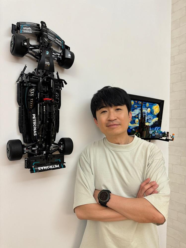 Donald將1:8比例的LEGO®Technic™ Mercedes-AMG F1 W14 E Performance模型掛於走廊,為家居增設打卡位。