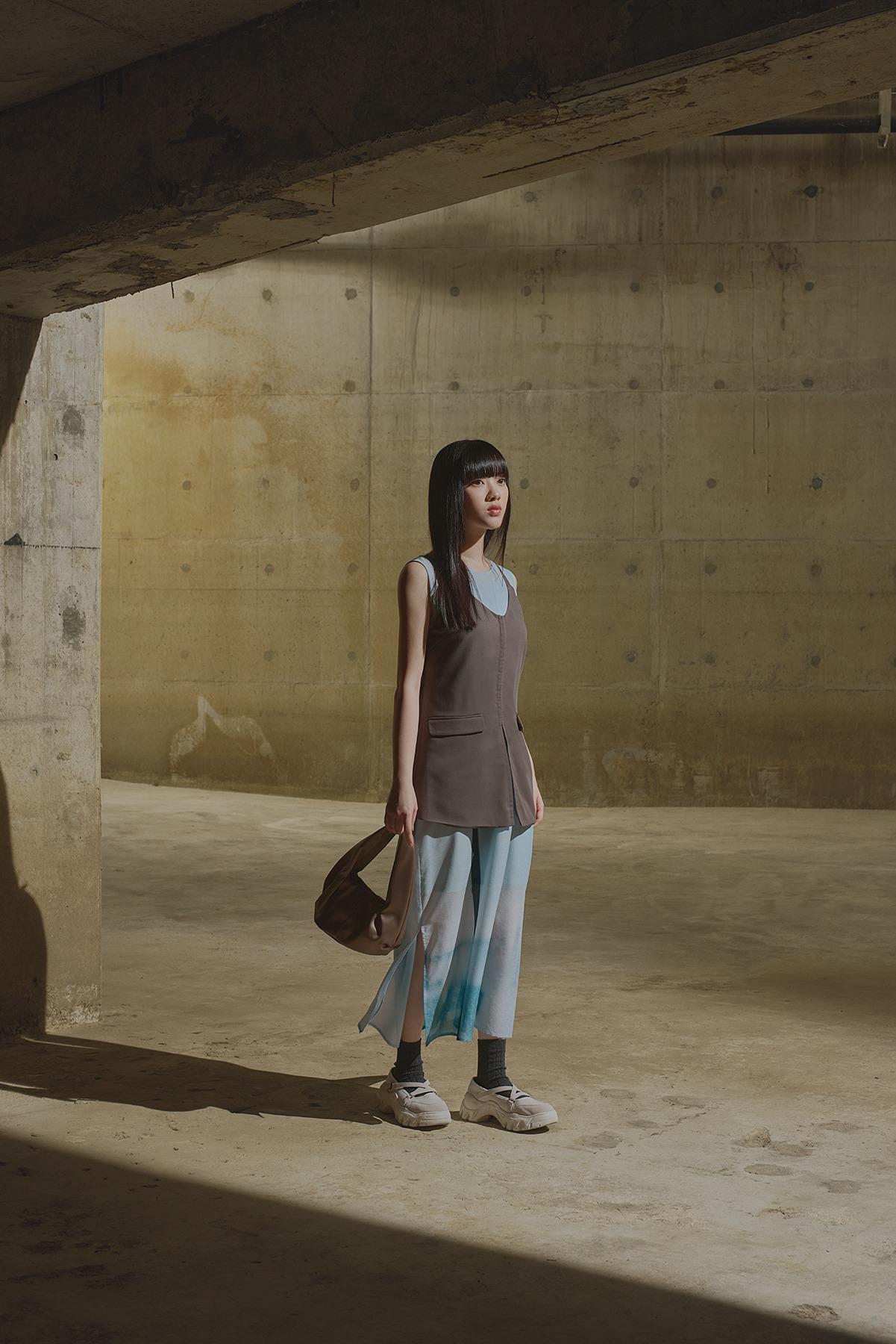 Ethereal Glow Dress $559、Strappy Waistcoat $399、Satin Shoulder Bag $299