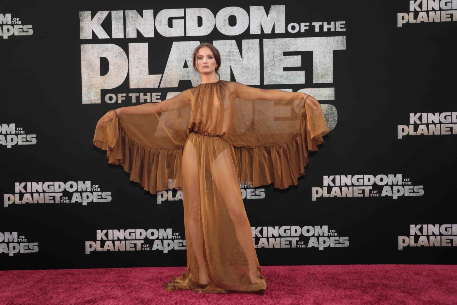 《猿人爭霸戰:猩凶帝國》女主角Freya Allan以透視裝現身,成為全場焦點。