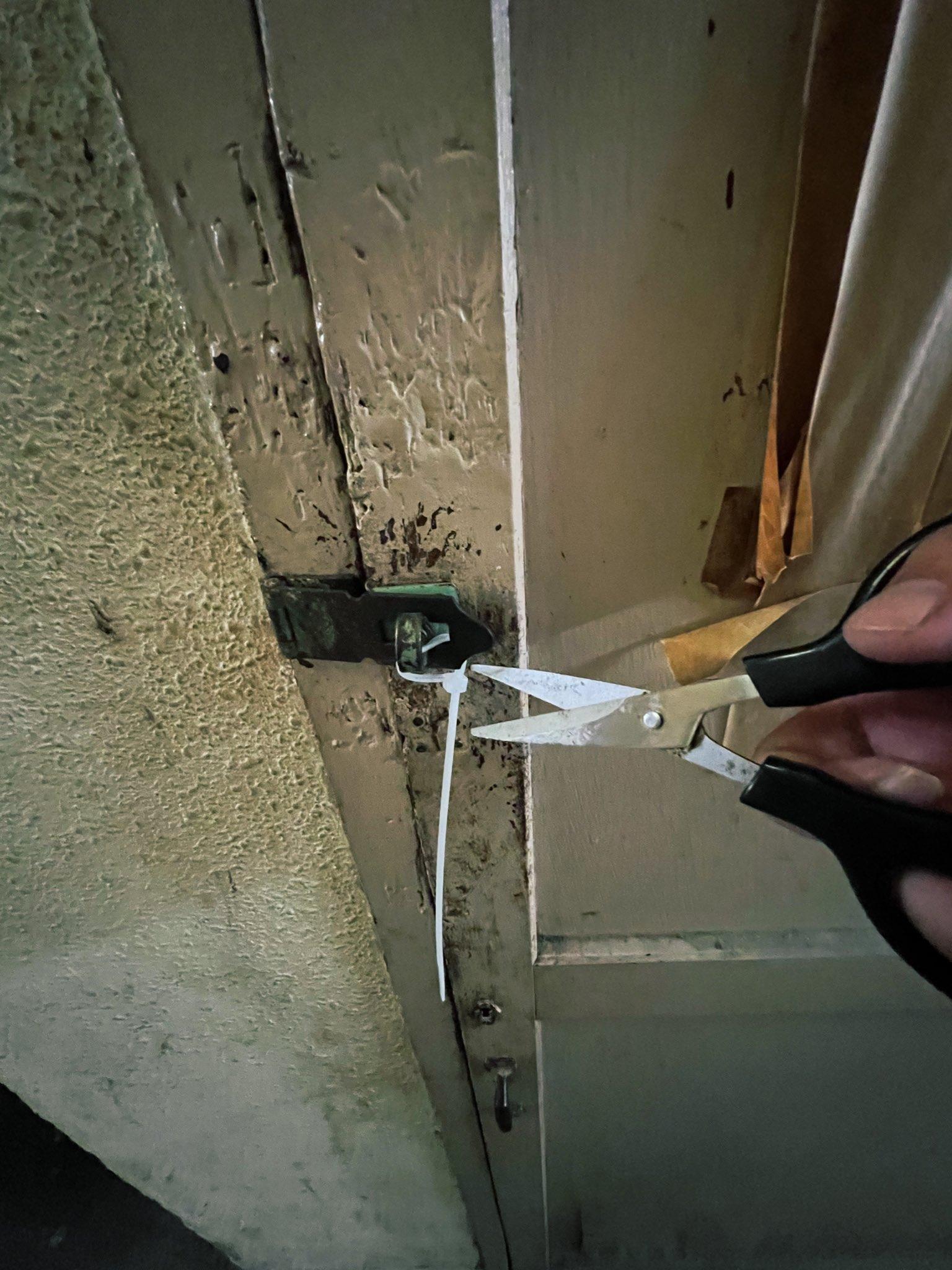 職員如上次一樣,先給他一把鉸剪,用來剪門房門上的塑索帶。(X)