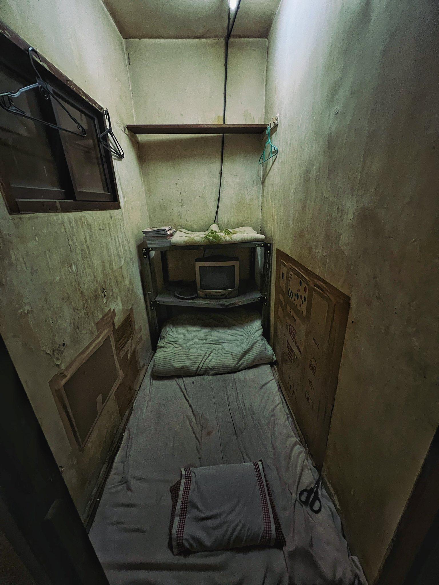 他以廢墟風來形容房間,有些灰塵的單人床墊、超級老舊且無法觀看的小型電視,房間牆壁也有發黴跡象。(X)