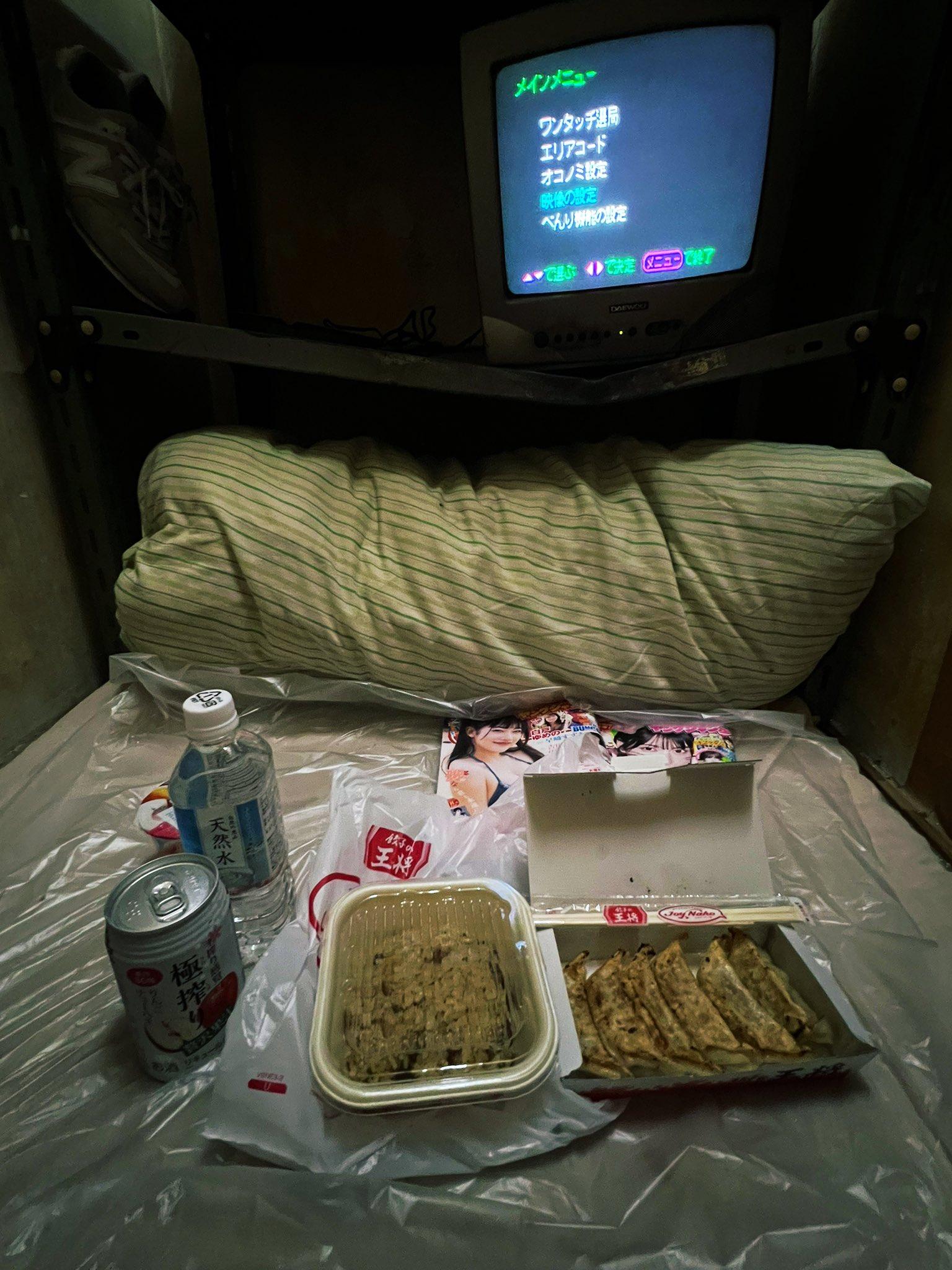 他亦如上次一樣,買了外賣回房吃,免強睡了3小時就退房離開。(X)