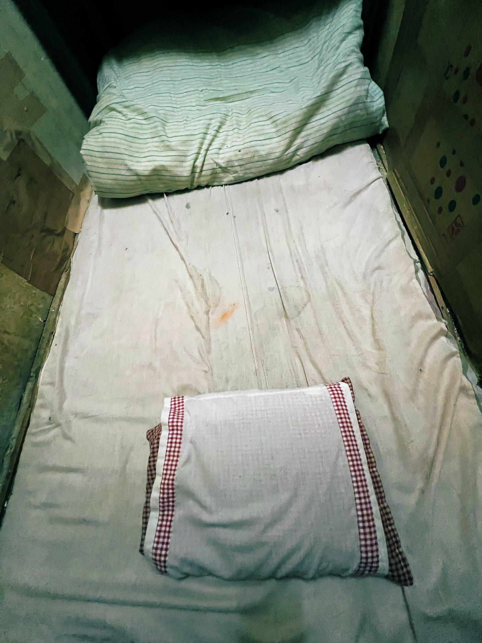 他以廢墟風來形容房間,有些灰塵的單人床墊、超級老舊且無法觀看的小型電視,房間牆壁也有發黴跡象。(X)