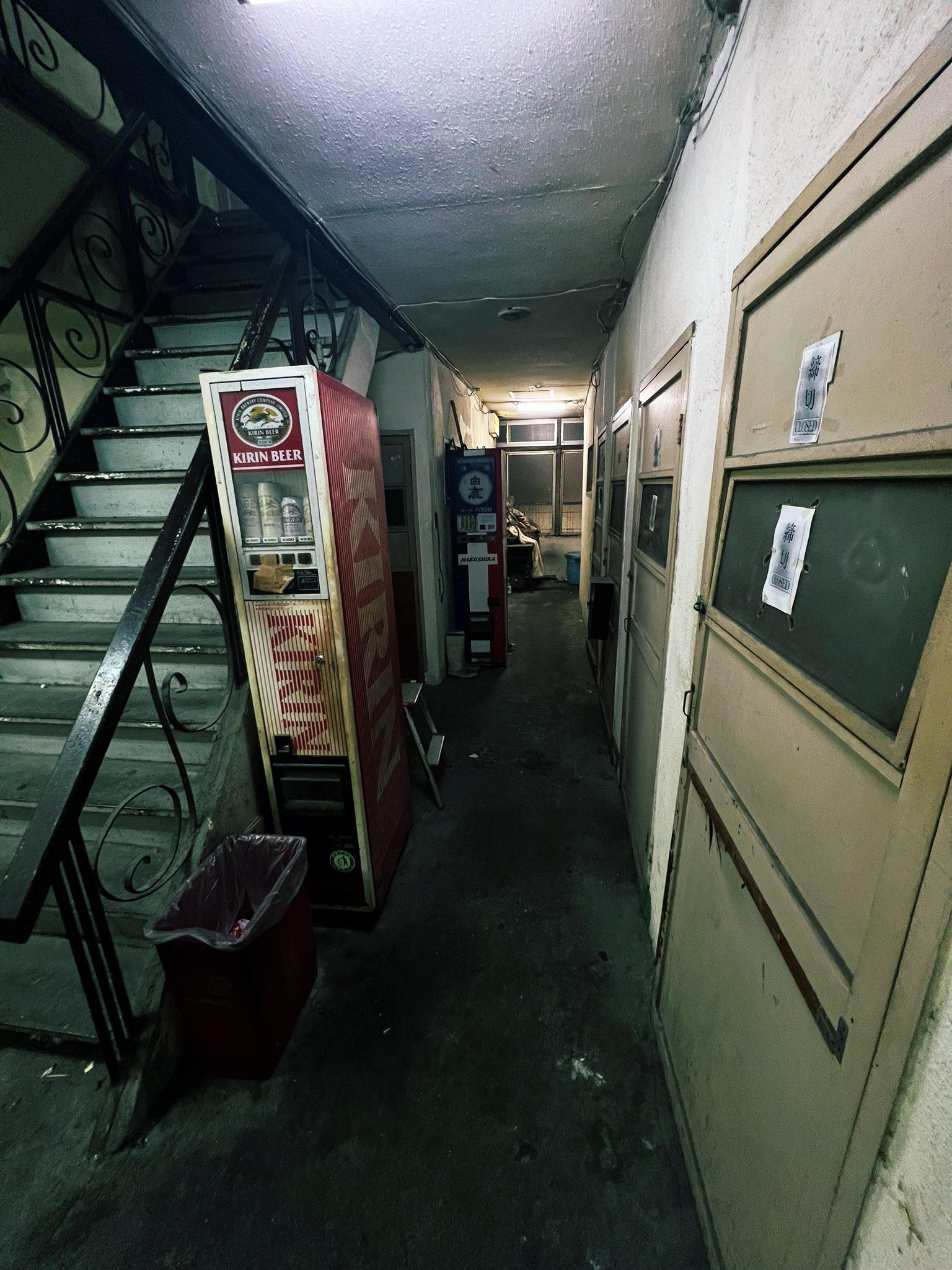 這網紅指,廁所無法沖水,氣味難聞,地板相當破舊,黑斑處處。(X)