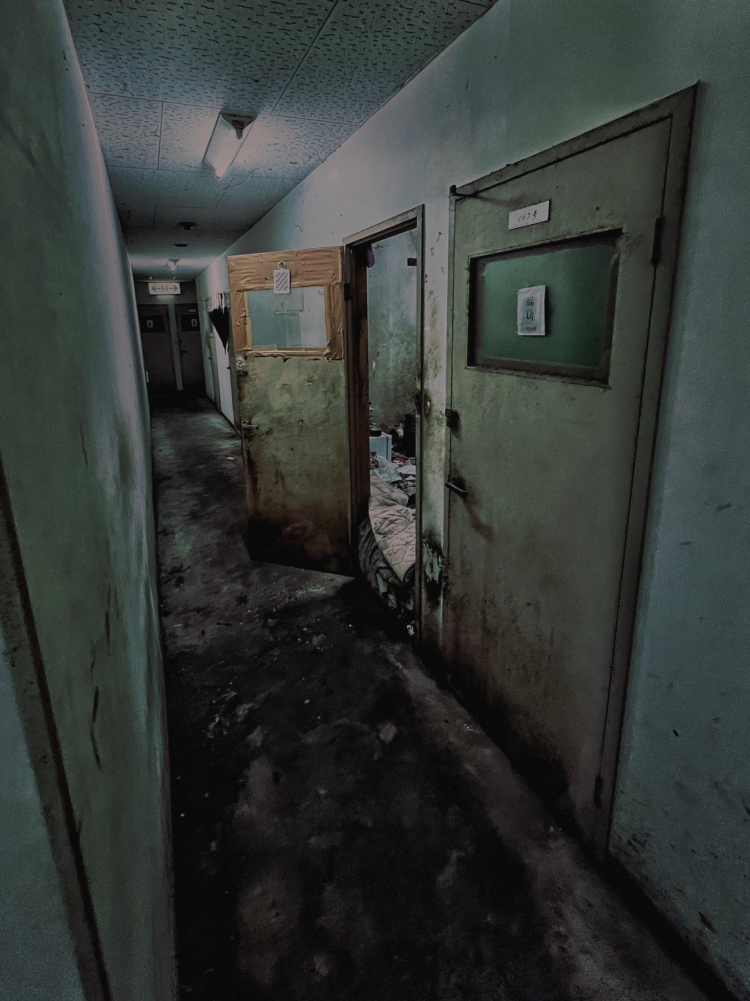 這網紅指,廁所無法沖水,氣味難聞,地板相當破舊,黑斑處處。(X)